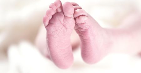 Porzucona w reklamówce. Maleńka dziewczynka opuściła już szpital