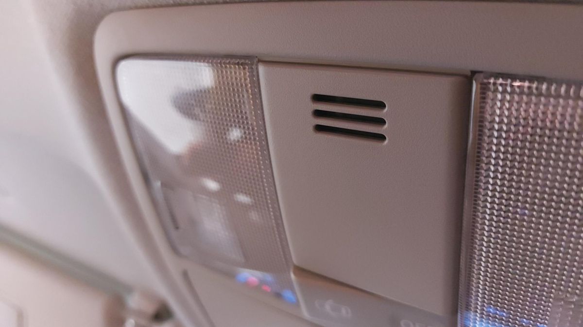 Warto wiedzieć, co kryje się za kratką przy podsufitce