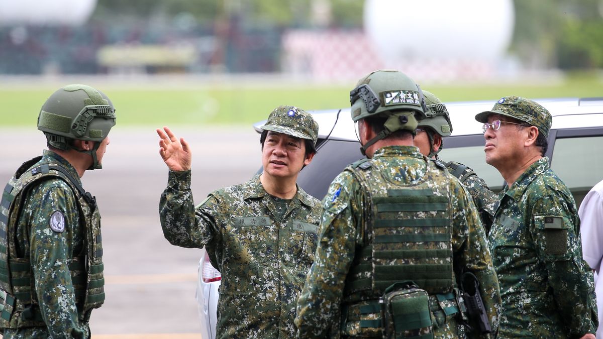 Prezydent Tajwanu Lai Cheng-te (w środku)