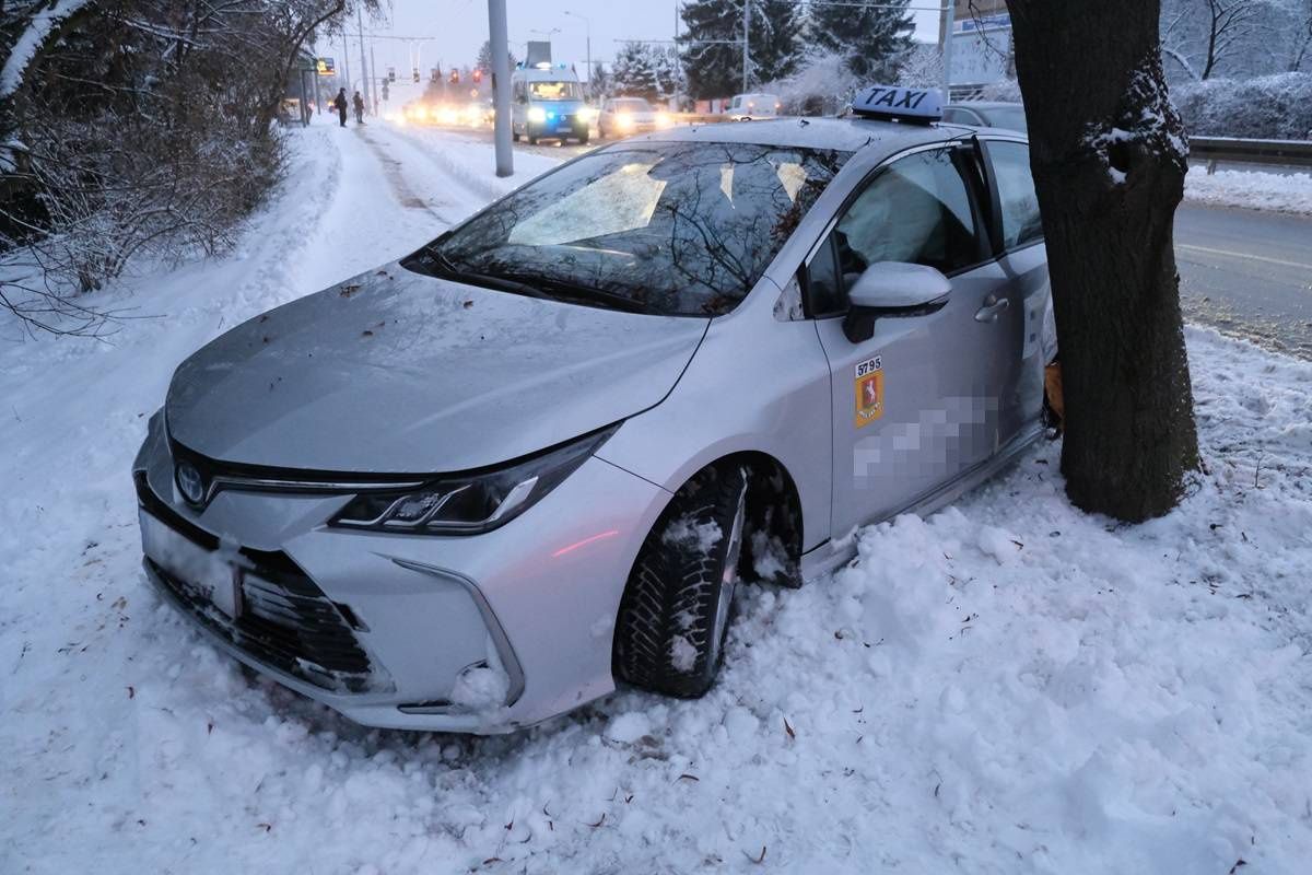Toyota (Bolt) uderzył w drzewo na al. Kraśnickiej w Lublinie