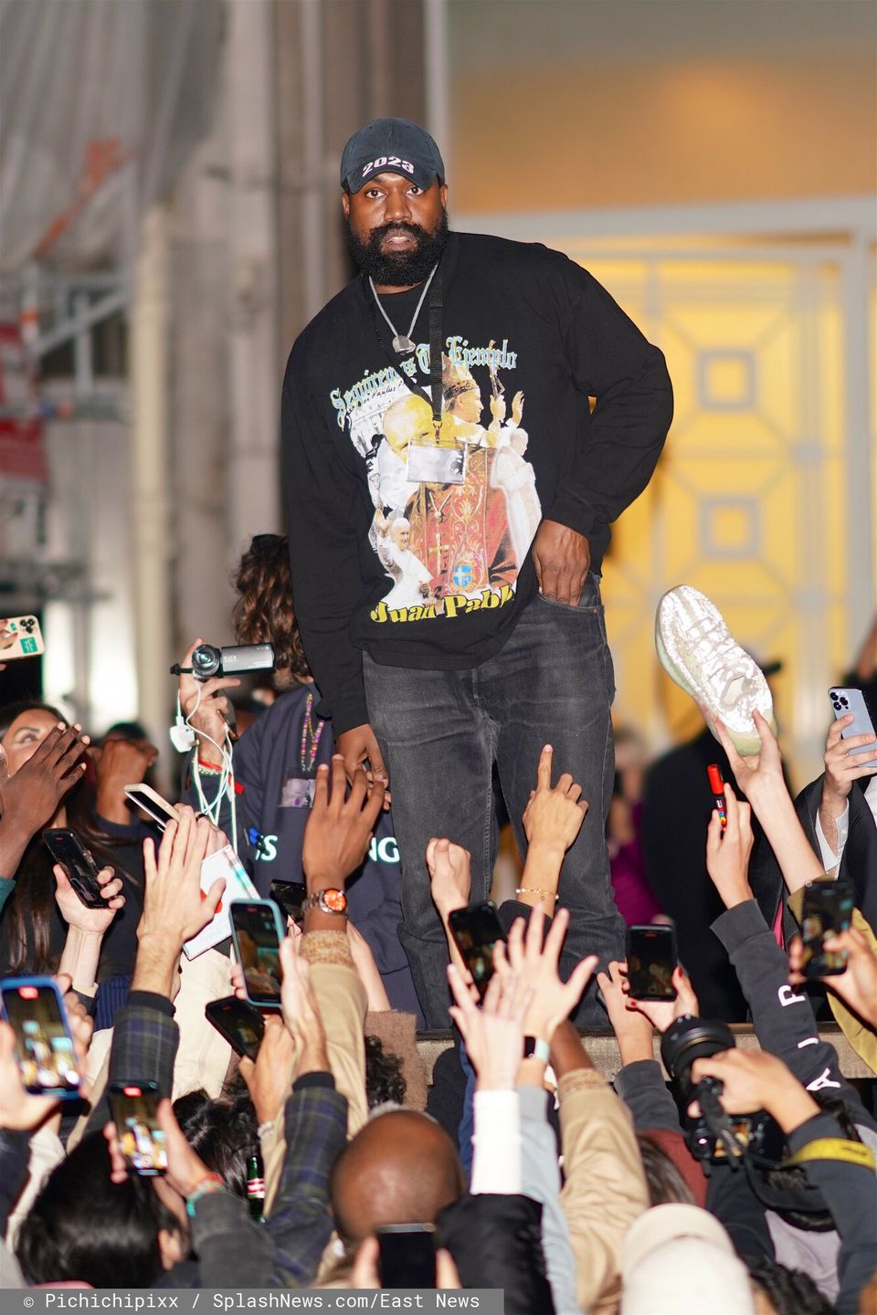 Kanye West pojawił się na pokazie w bluzie z Janem Pawłem II
