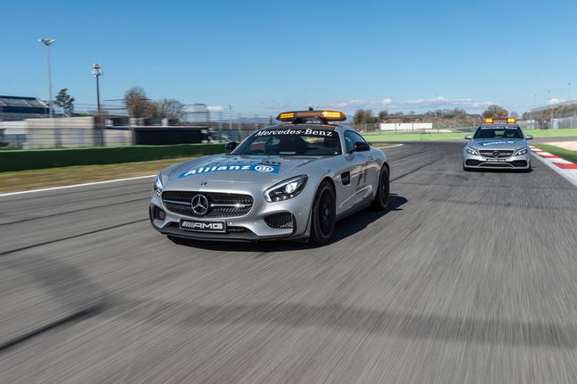 Do spółki z Mercedesem-AMG GT S o bezpieczeństwo w Formule 1 dba Klasa C od AMG. Pełni ona rolę wozu medycznego.
