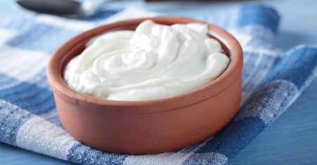Jogurt grecki - charakterystyka, działanie zdrowotne, wykorzystanie w kuchni