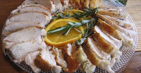 Pieczona marynowana pierś z indyka (mięso i skóra)