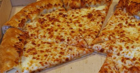 Średnia pizza z serem na tradycyjnym cieście (Pizza Hut)