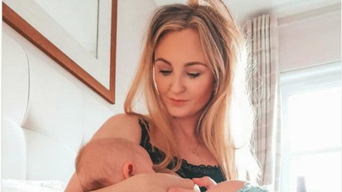 Emma podczas karmienia piersią syna
