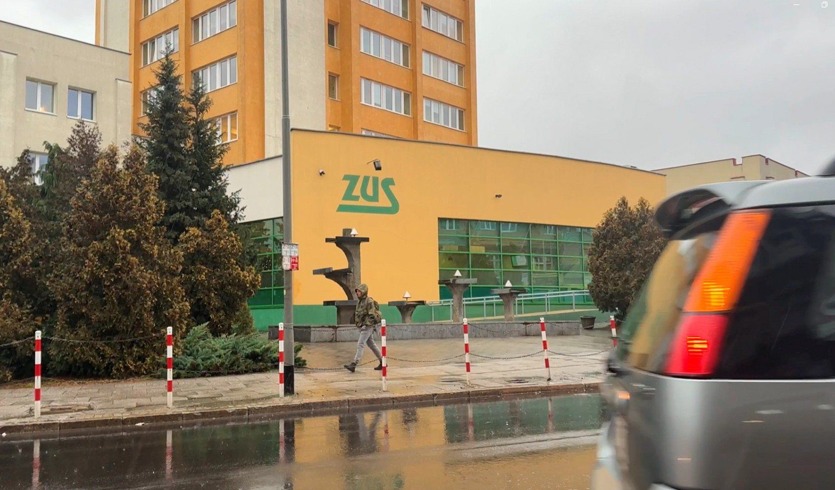 To świadczenie kierowane do matek i ojców, którzy wychowali co najmniej czworo dzieci i z tego powodu postanowili nie podejmować pracy.Jeśli rodzic nie nabył prawa do emerytury, świadczenie uzupełniające będzie wynosiło 1790,96 zł, czyli 1406 zł netto. Kwota podlega corocznej waloryzacji.