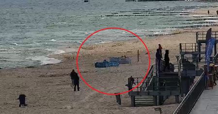 Była godz. 9:52, pojawiły się na plaży w Sarbinowie