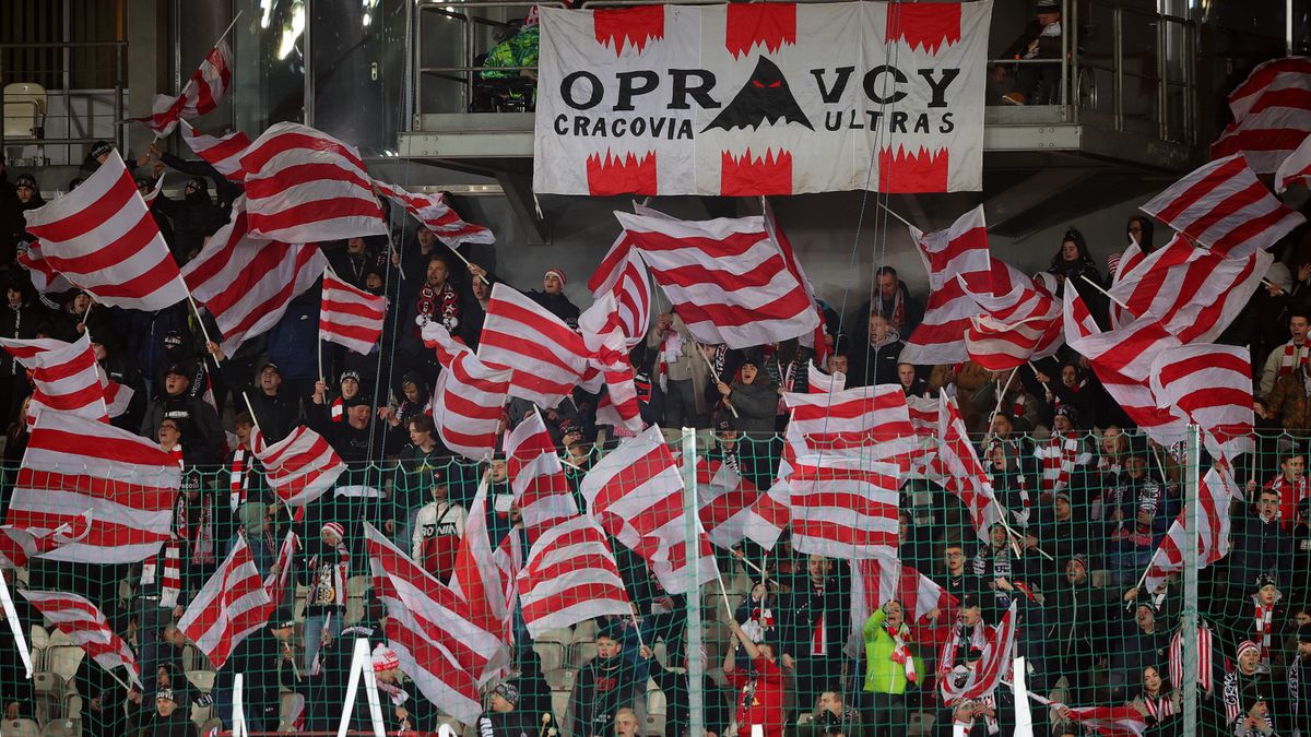 Zdjęcie okładkowe artykułu: PAP / Łukasz Gągulski / Na zdjęciu: kibice Cracovii