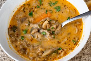 Zamiast mięsa używam grzybów. Przy tej zupie nikt nie będzie kręcił nosem