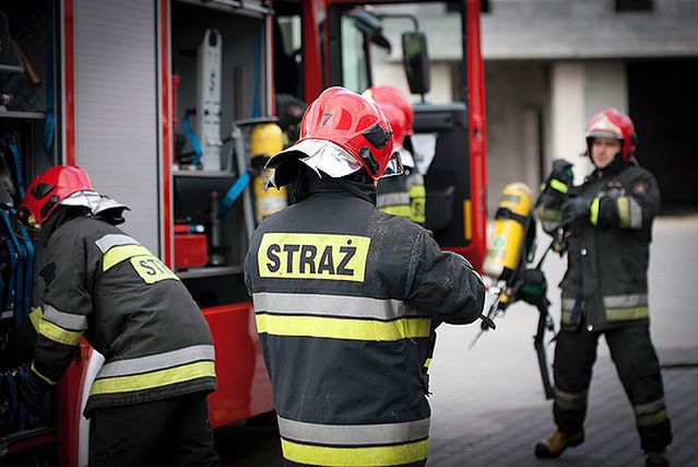 Strażacy doręczają lekarzom wezwania do stawienia się do pracy