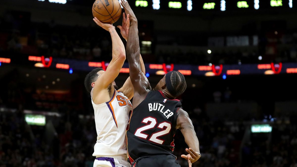 Getty Images / Megan Briggs / Na zdjęciu: Jimmy Butler blokuje rzut Devina Bookera