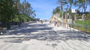 Parawany w Łebie otwierają sezon. Turyści ruszyli na plażę