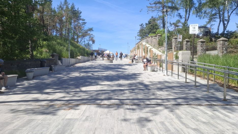 Turyści na plaży w Łebie