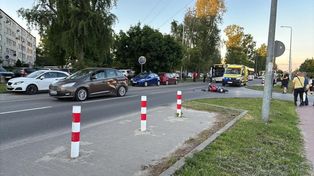 Wypadek na ulicy Jagiellońskiej w Radomsku. Zderzenie forda z motocyklem. Motocyklista trafił do szpitala