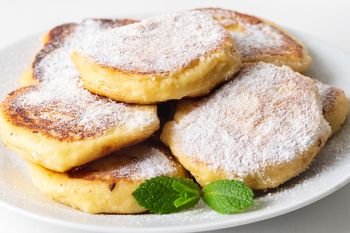 Są ultradelikatne i pełne białka. Takie racuszki na śniadanie to rarytas