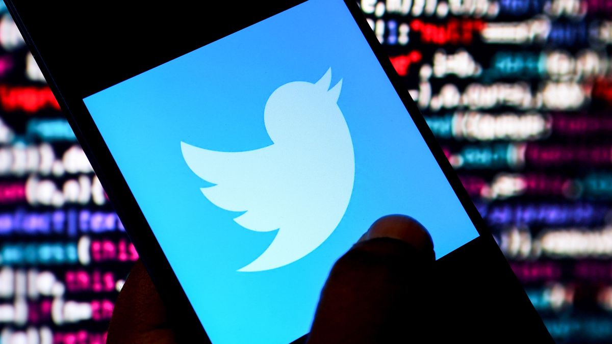 INDIA - 2022/08/01: In this photo illustration, a Twitter logo is displayed on a smartphone. (Photo Illustration by Avishek Das/SOPA Images/LightRocket via Getty Images)