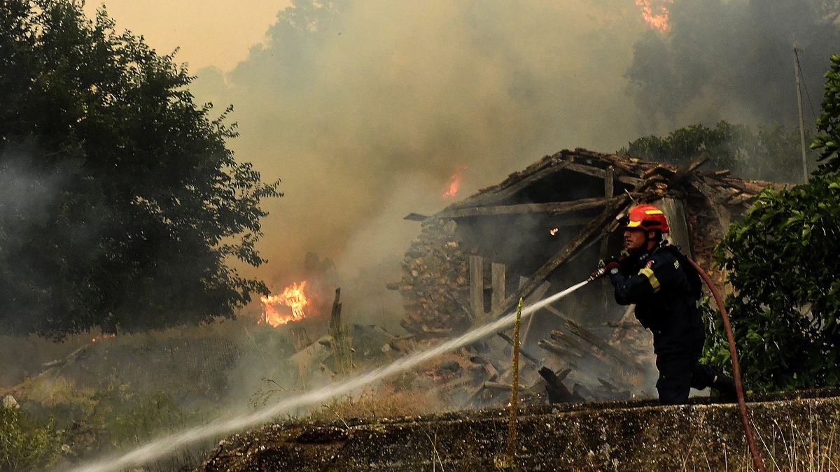 Wildfire in Feneos, Corinth, southern Greece
epa12254134 A firefighter battles a fire that broke out in a forested area in Feneos, Corinth, Peloponnese, Greece, 22 July 2025. According to the fire brigade, the fire is burning in a mountainous and inaccessible area on the border between Arcadia and Corinth, which complicates the efforts of the firefighting teams.  EPA/VASSILIS PSOMAS 
Dostawca: PAP/EPA.
VASSILIS PSOMAS
fire, wildfire, greece, corinth, forest, burning
