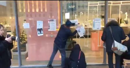 Obywatele RP okleili gazetami siedzibę NBP. Domagali się ustąpienia prezesa Glapińskiego