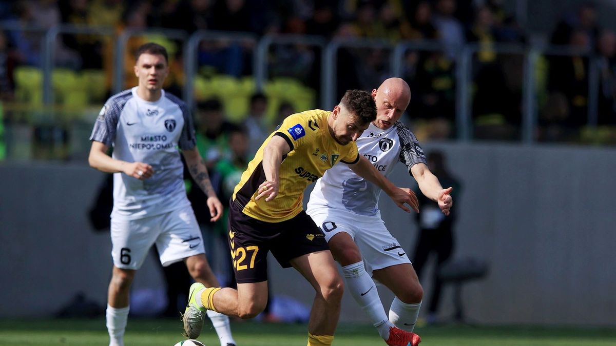 PAP / Jarek Praszkiewicz / Na zdjęciu: zawodnik GKS Katowice Bartosz Nowak (C) oraz Jani Atanasov (L) i Hubert Tomalski (P) z Puszczy Niepołomice 
