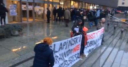 Gorący poranek pod siedzibą NBP. Kolejka po album i protest