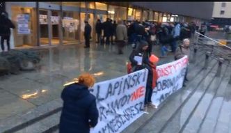 Gorący poranek pod siedzibą NBP. Kolejka po album i protest