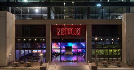Netflix potwierdza wprowadzenie reklam. Nie zgadniecie, kto dołoży do tego rękę