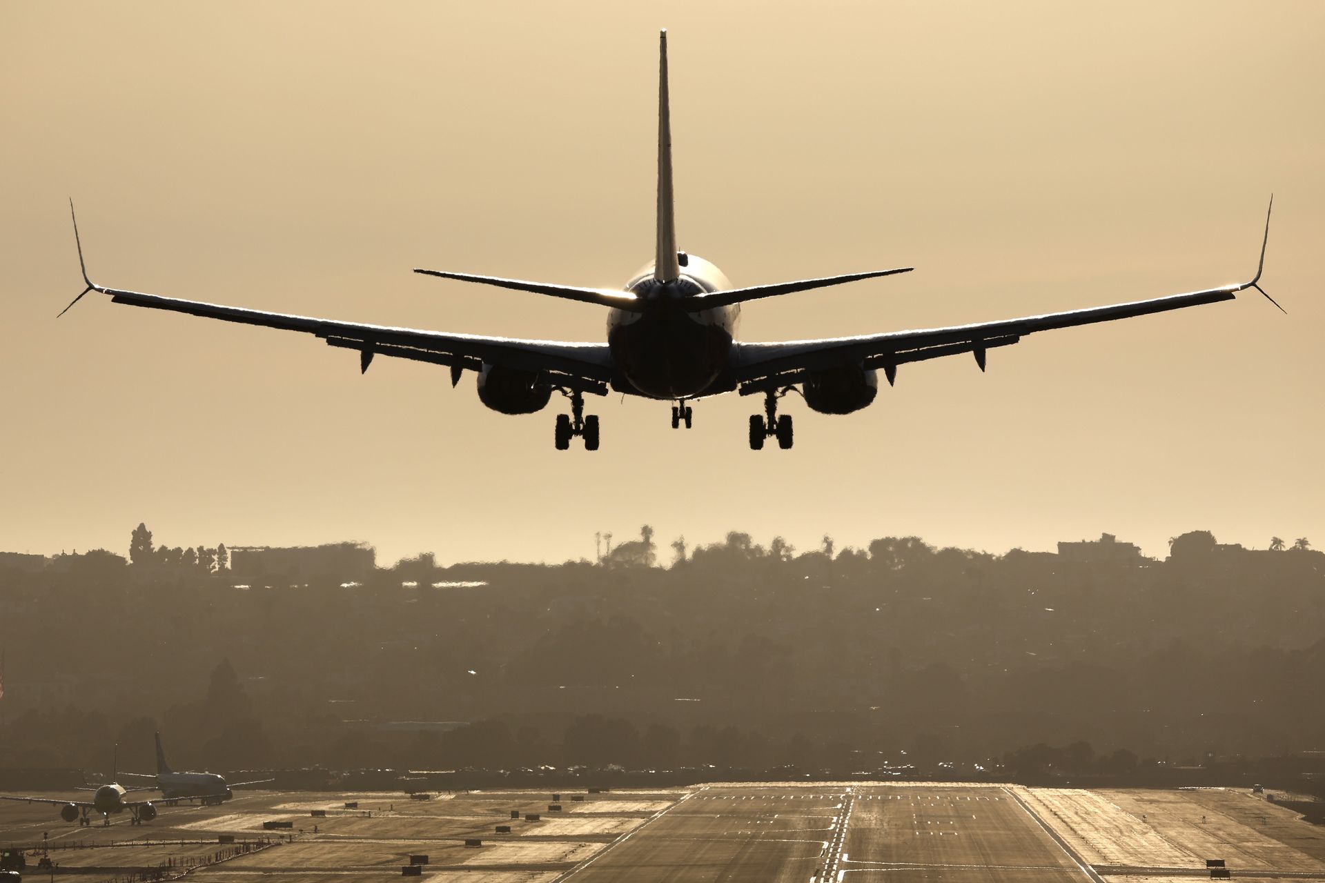 O mały włos. Groźne zbliżenie samolotów na podejściu do lotniska