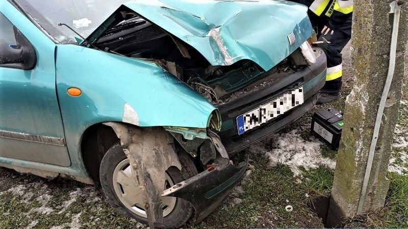 Wrocław. Kierowca z ponad 3,5 promilami alkoholu. Jazdę skończył na słupie