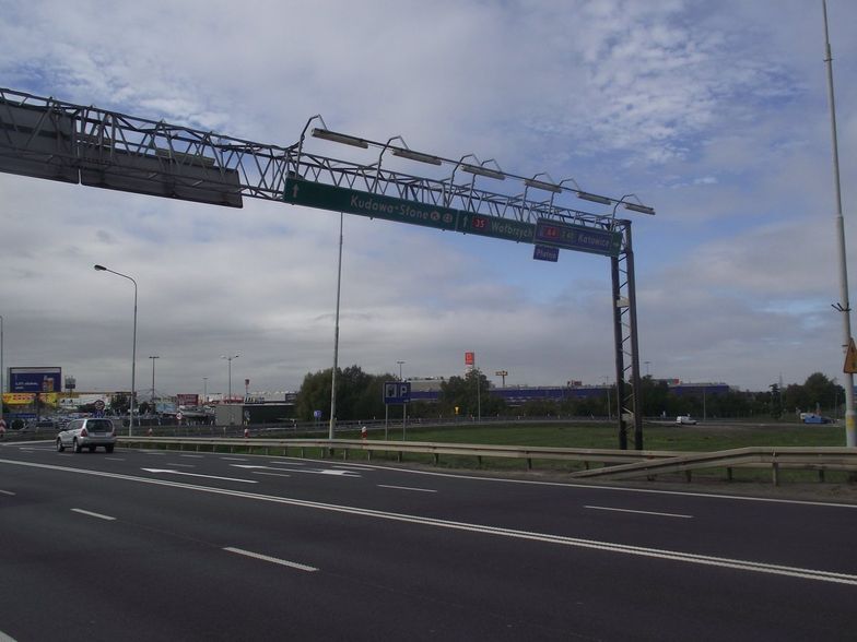 trudnienia związane są z demontażem bramownicy znajdującej się nad jezdnią