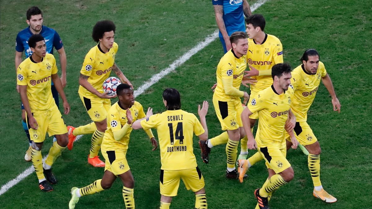 piłkarze Borussii Dortmund cieszą się z bramki Łukasza Piszczka