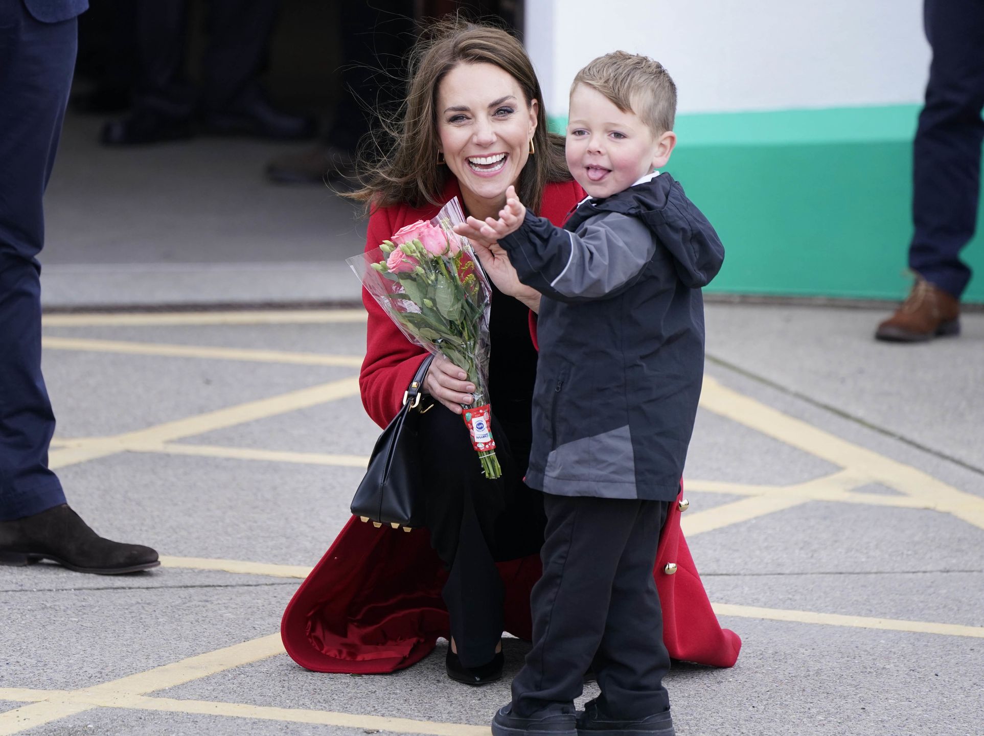 Radosna Kate Middleton w czerwonym płaszczu za 3 tysiące odwiedza Walię z księciem Williamem
