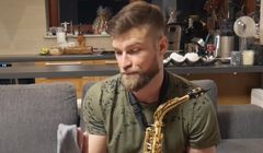 Siatkarz Andrzej Wrona promuje kapsułki piorące Ariel Pod (wideo)