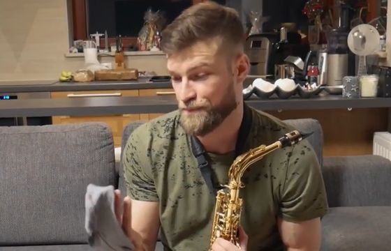 Siatkarz Andrzej Wrona promuje kapsułki piorące Ariel Pod (wideo)