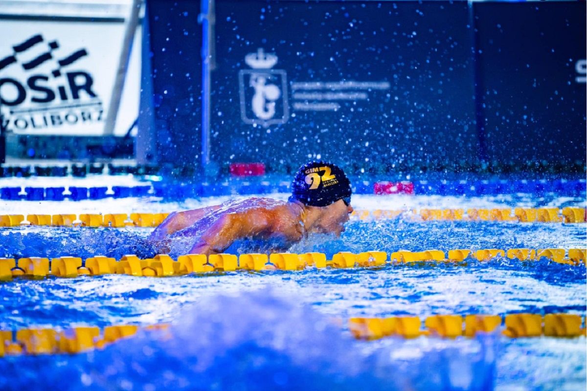 Zawody LIGHT it Up! Swimming Show