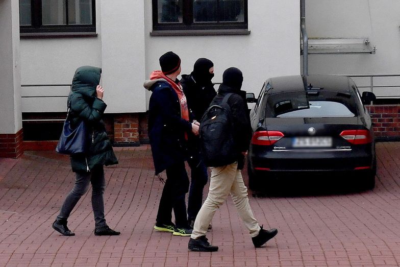 Szczecin, 06.12.2018. Doprowadzenie do Prokuratury Regionalnej w Szczecinie jednego z byłych wysokich urzędników KNF