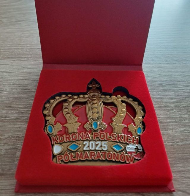 Ten policjant lubi biegać. Dzielnicowy z Puław zdobył Koronę Polskich Półmaratonów 2025 (zdjęcia)