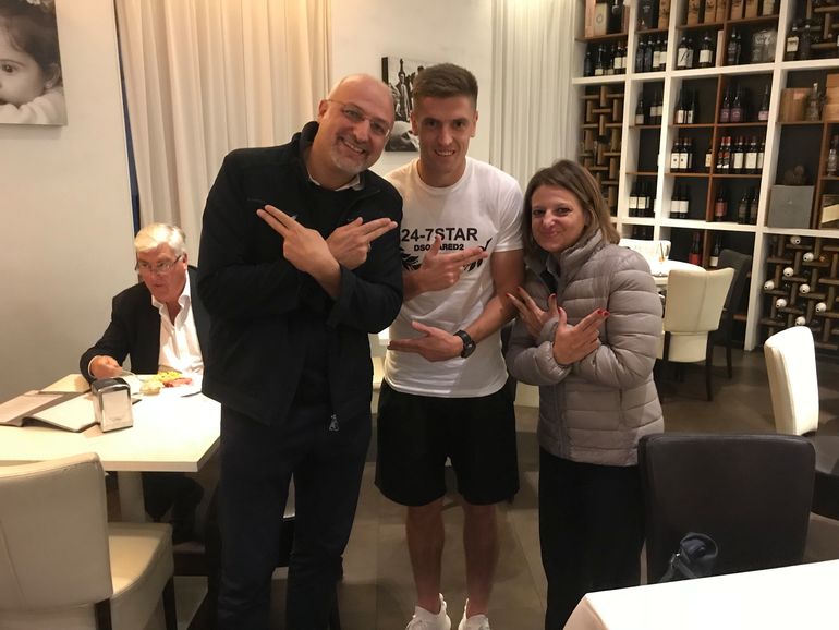 Krzysztof Piątek robi w Genui furorę. Kibice chcą z nim robić sobie zdjęcia.