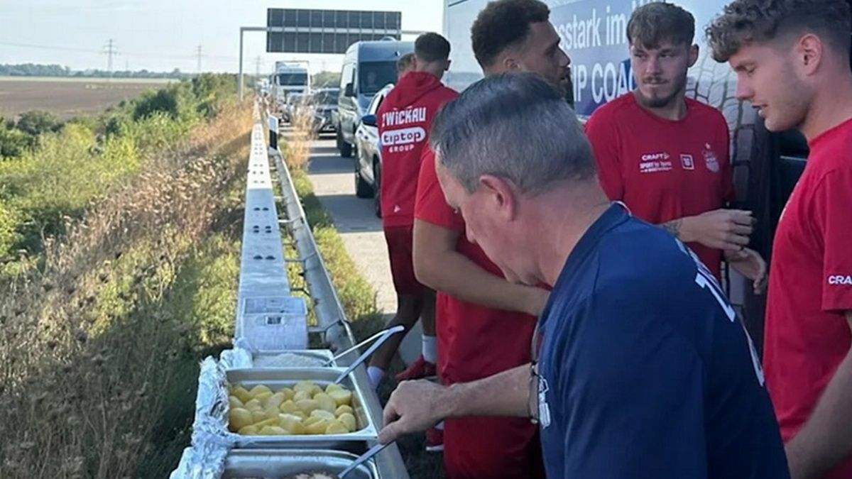 Instagram / FSV.Zwickau / Na zdjęciu: piłkarze FSV Zwickau zjedli kolację na autostradzie