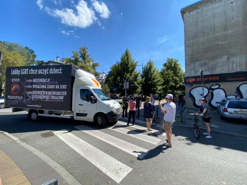 Warszawa. Obywatelska blokada ciężarówki ”Pro - Prawo do Życia”. Wstrzymana na pół godziny