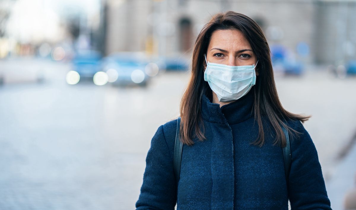 Koronawirus w Polsce. Jak zakrywać twarz w miejscach publicznych? Nie tylko maseczki będą pomocne