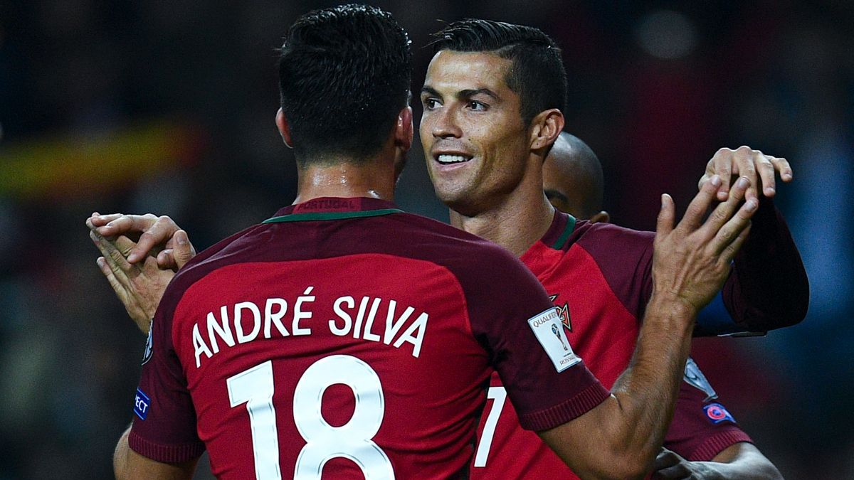 Na zdjęciu od lewej: Andre Silva i Cristiano Ronaldo