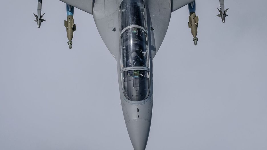 M-346FA może wypełniać zadania powietrze-powietrze i powietrze-ziemia, jest przystosowany do przenoszenia pocisków i bomb