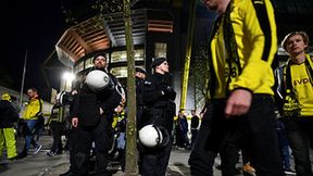 W Dortmundzie pełno policji, kibice wpatrzeni w telefony. Nerwowa atmosfera po wybuchach