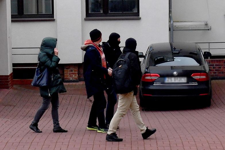Zatrzymania zostały przeprowadzone o szóstej rano w czwartek, a byłych wysokich urzędników KNF przewieziono do Szczecina z zachowaniem procedur typowych dla zatrzymania groźnych przestępców.