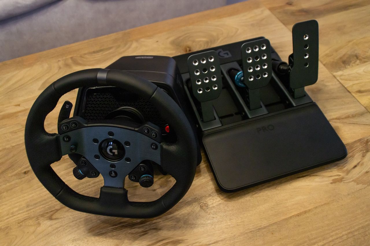 Test: Logitech G PRO Racing Wheel to kierownica w cenie używanego samochodu. Ale ten nie zapewni takich doznań