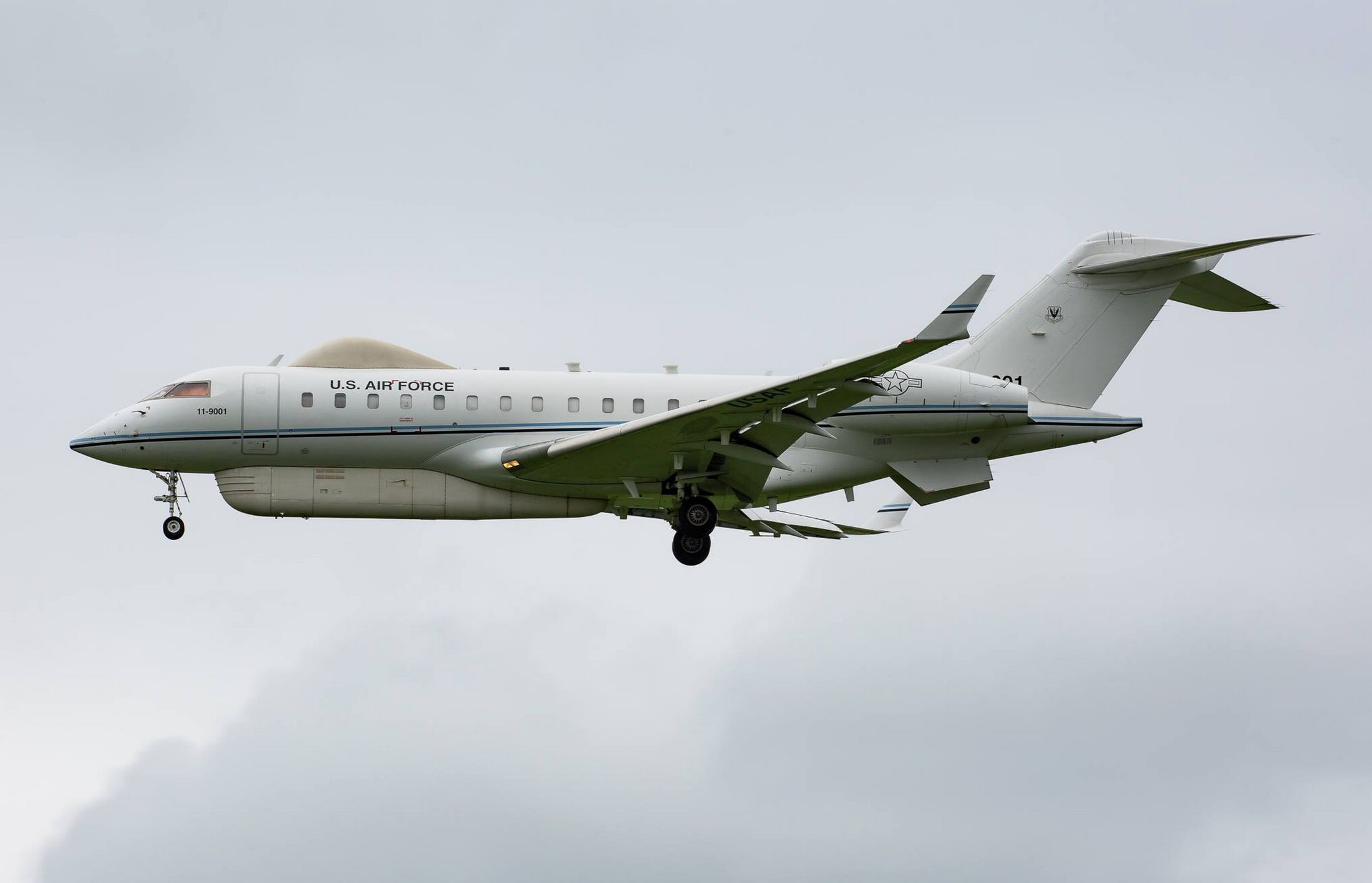 Bombardier E-11A - nad i pod kadłubem widoczne owiewki radaru