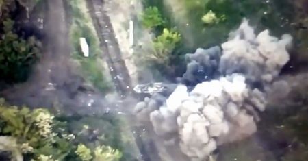 Rosyjski pojazd opancerzony wyleciał w powietrze. Udostępniono nagranie