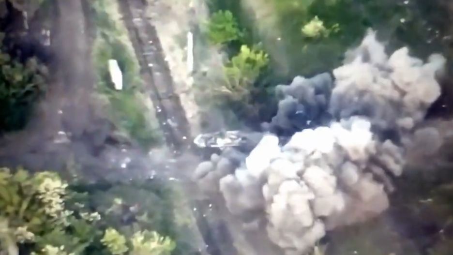 Ukraińska armia wysadziła w powietrze rosyjski czołg/ Twitter screenshot 