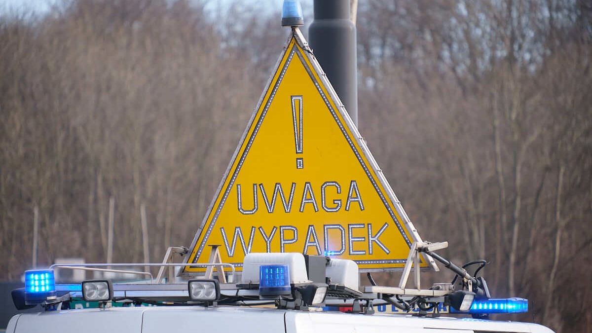 Uwaga wypadek - znak na radiowozie policji